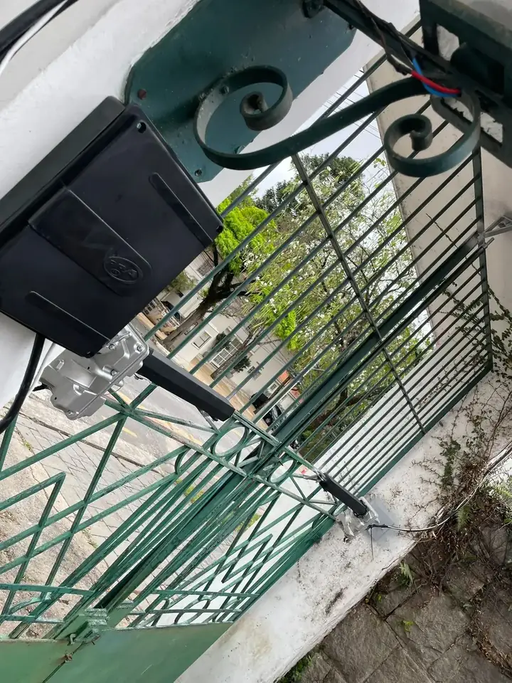 Motor instalado em portão de grade, atendimento emergencial