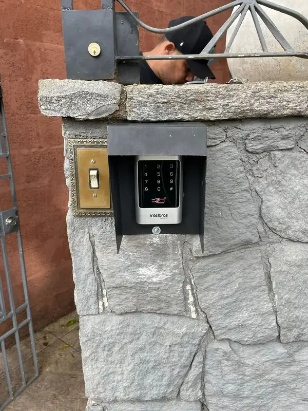 Controle de acesso instalado em muro de pedra