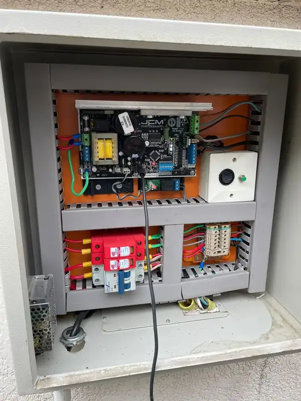 Central eletrônica de portão aberta durante a manutenção